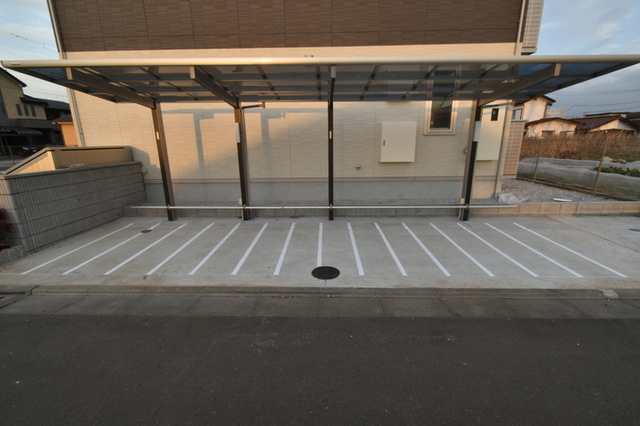 ロビー　屋根付き駐輪場