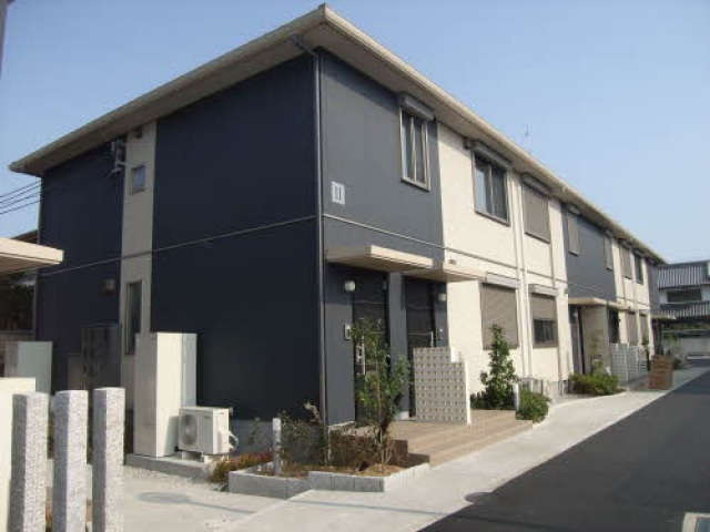 近鉄大阪線 大和高田駅 バス乗車時間：11分 最寄りバス停で下車 徒歩4分 築17年