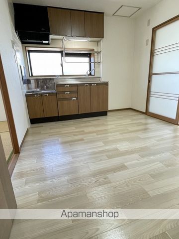 地下鉄鶴舞線 庄内緑地公園駅 徒歩16分 3階建 築31年の居間写真