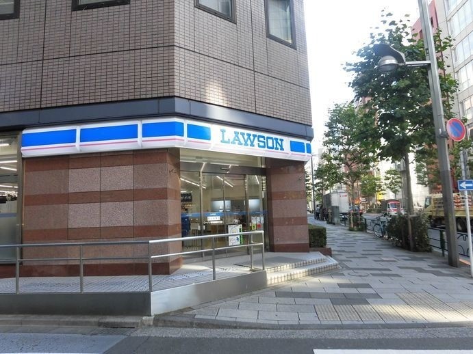 コンビニ　ローソン新宿御苑中央店（コンビニ）まで48m