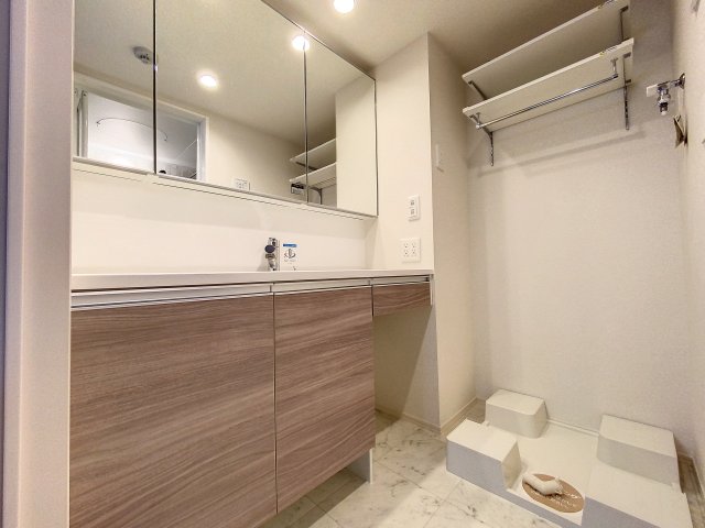 洗面設備　掲載写真は空室の別部屋を掲載しております。実際のお部屋と仕様