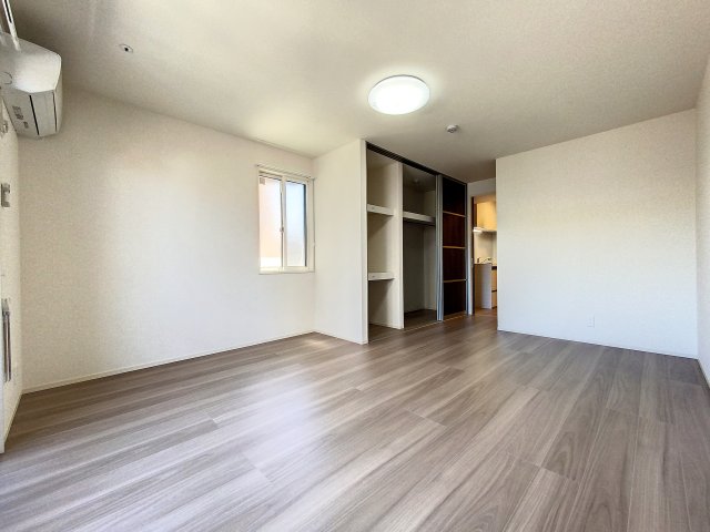 居室・リビング　掲載写真は空室の別部屋を掲載しております。実際のお部屋と仕様