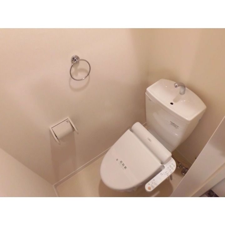 トイレ　落ち着いた色調のトイレです