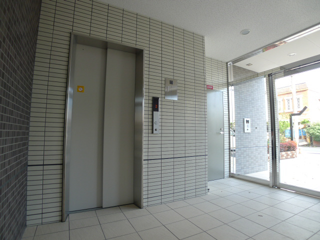 エントランス　エレベーター付いてます！