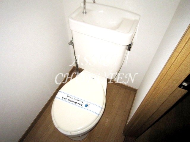 京王線 柴崎駅 徒歩10分 3階建 築36年のトイレ写真