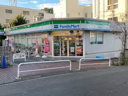 コンビニ　ファミリーマート 三軒茶屋一丁目店（コンビニ）まで110m