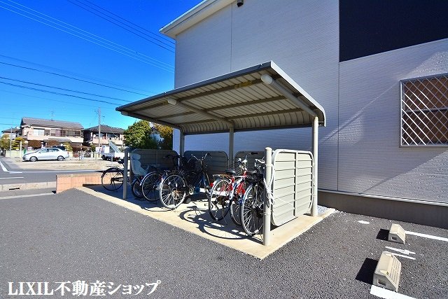 その他共有部分　敷地内に屋根付きの駐輪場があります。