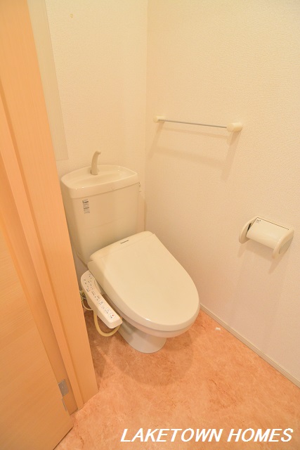 トイレ　収納のある温水洗浄便座付のトイレです。