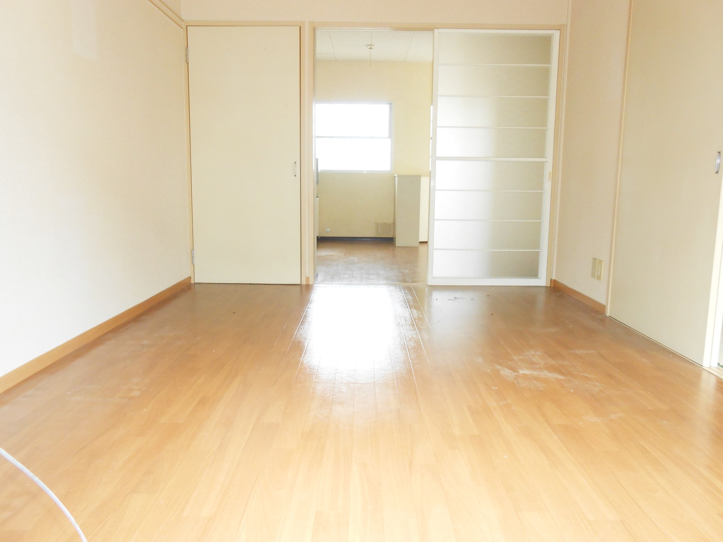 居室・リビング　南向きのお部屋で明るい室内ですよ。各6帖。