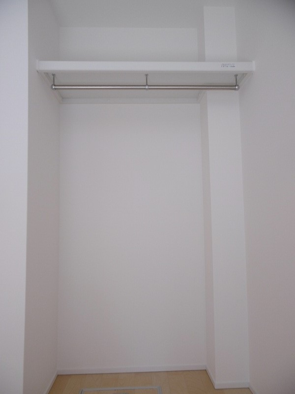 収納　扉を敢えて設けず空間に広がりを持たせました。