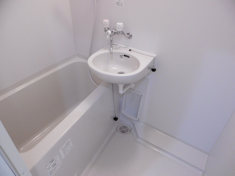 バス・シャワールーム　お風呂です。2点ユニットバスになります。