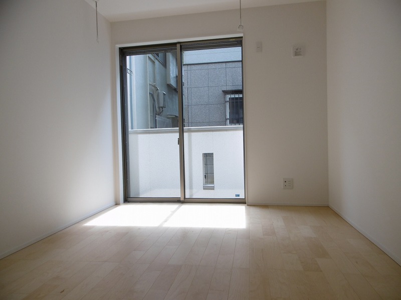 居室・リビング　6帖のフローリングの洋室です。1階でも日が差し込みます。