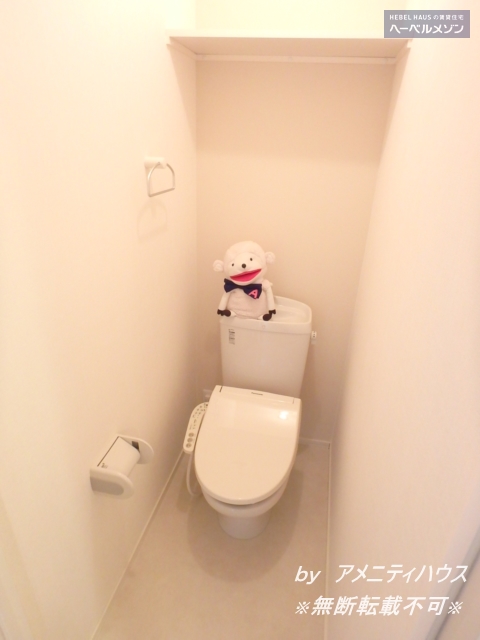 トイレ　●温水洗浄暖房便座付きの快適なトイレスペース。