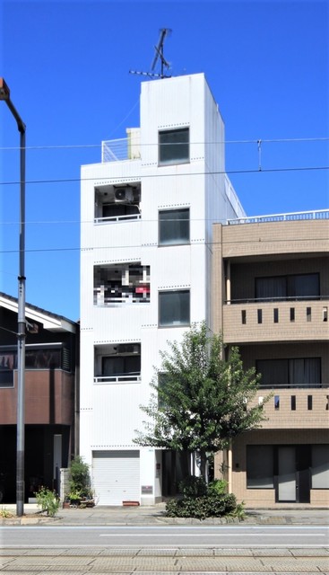 松山市道後一万のマンションの建物外観