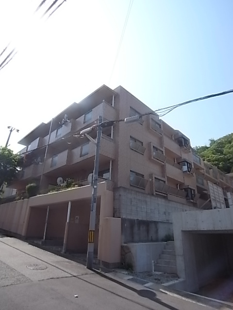 【神戸市灘区箕岡通のマンションのエントランス】