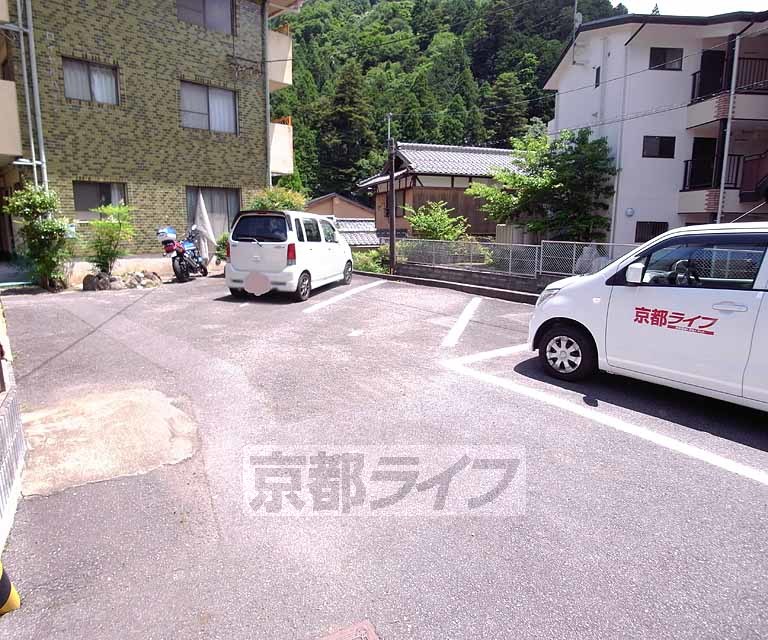 【八瀬ロイヤルハイツの駐車場】