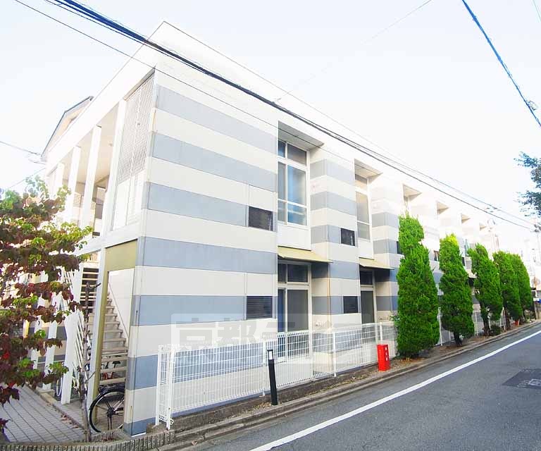 京都市東山区福稲高原町のアパートの建物外観