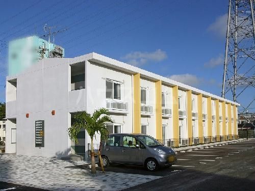 沖縄市松本のマンションの建物外観