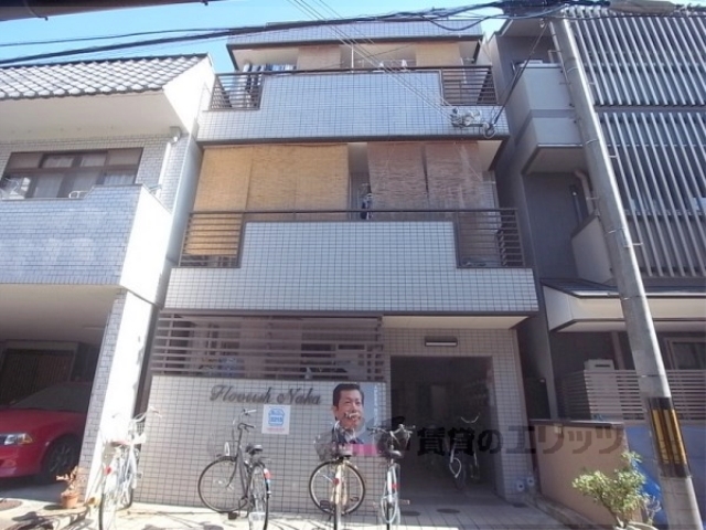 京都市上京区西千本町のマンションの建物外観