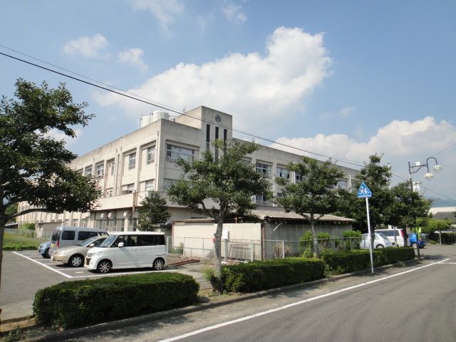 【西条市丹原町丹原のアパートの小学校】