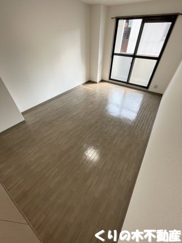 居室・リビング　ゆったりとした居間です（同タイプのお部屋です。現況を優先しま