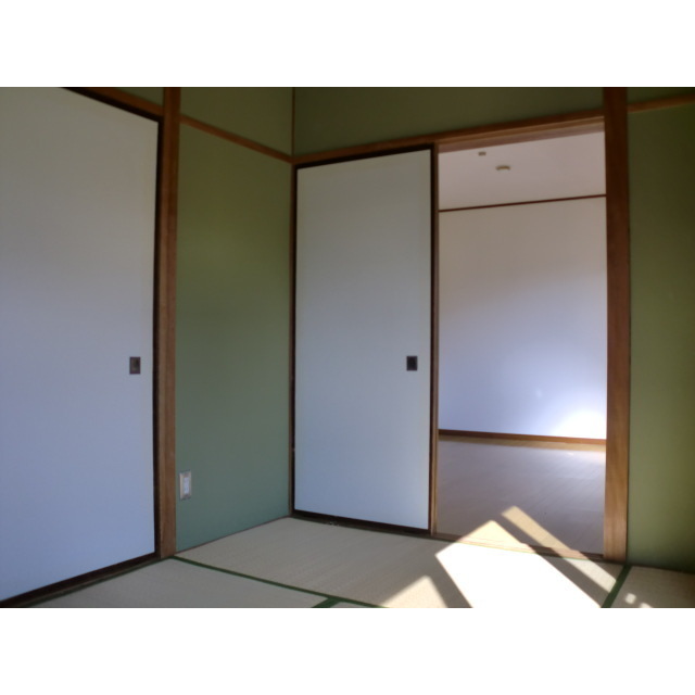 居室・リビング　和室６帖、南洋室６帖