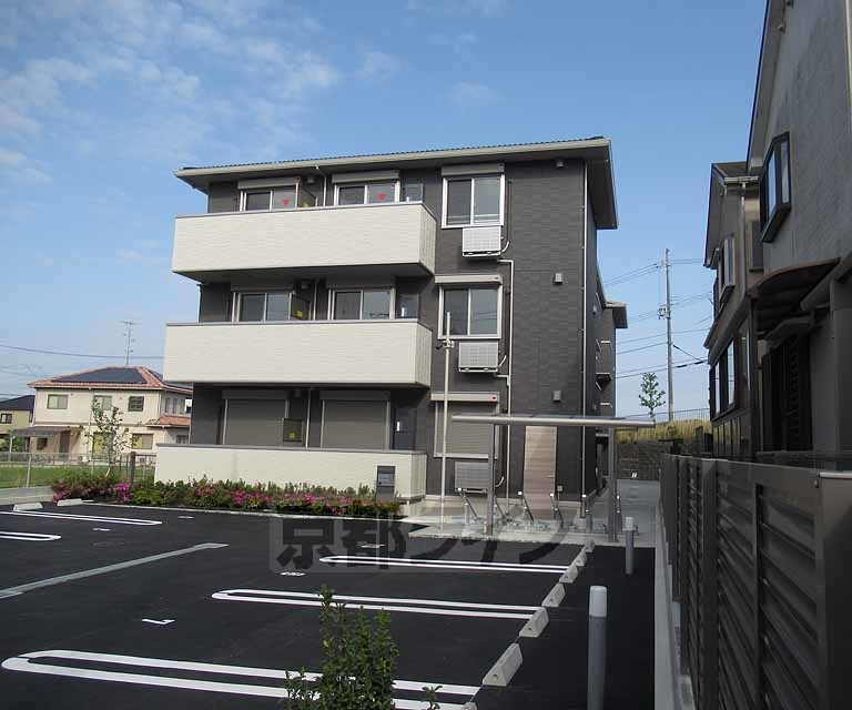京田辺市薪西窪のアパートの建物外観