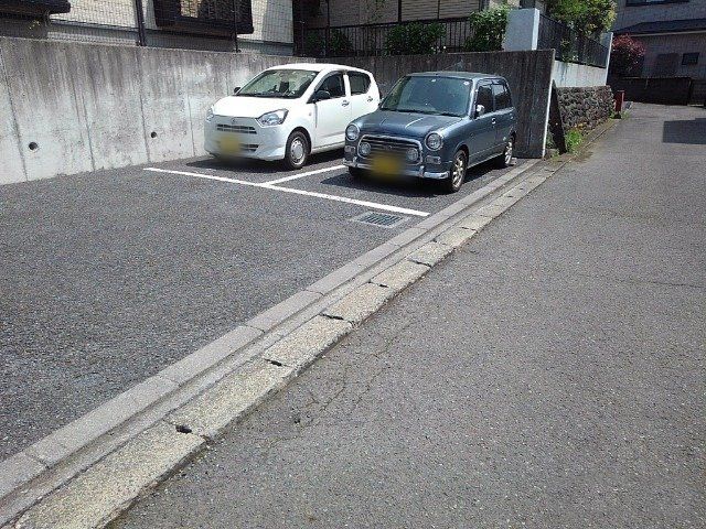 【厚木市及川のアパートの駐車場】