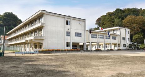 【いわき市平谷川瀬のマンションの中学校】