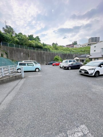 【さくらヒルズ唐湊壱番館の駐車場】