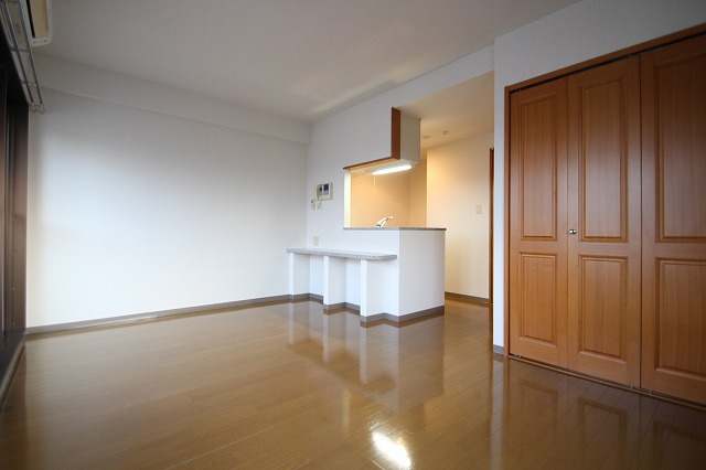 居室・リビング　同物件別室です。