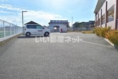 【岸和田市額原町のアパートの駐車場】