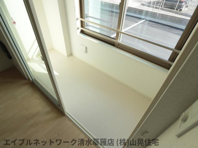 バルコニー　暖かな日差しのふりそそぐバルコニー