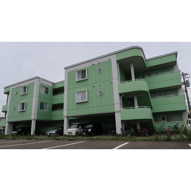 ロイヤルハイツ野々市の建物外観