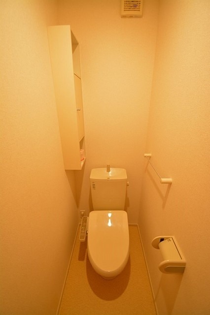 トイレ　温水洗浄便座です。