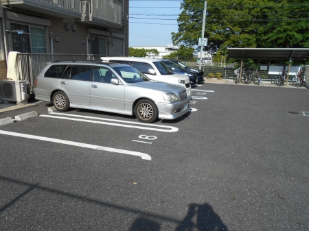 【上尾市大字瓦葺のアパートの駐車場】