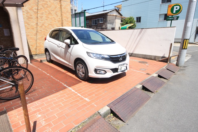 【松山市松前町のマンションの駐車場】