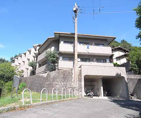 京都市左京区松ケ崎西山のマンションの建物外観