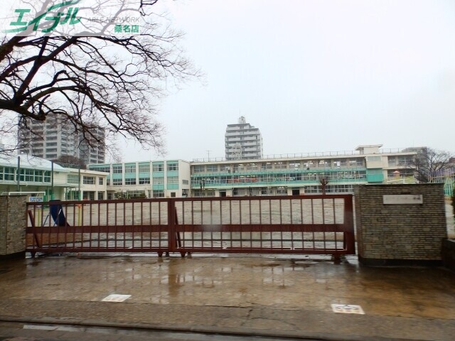 【桑名市今北町のマンションの小学校】