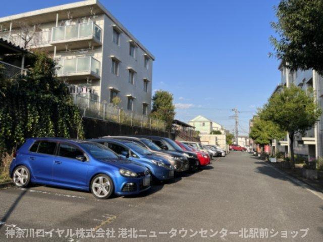 【ヒルズ千草台 1号棟の駐車場】