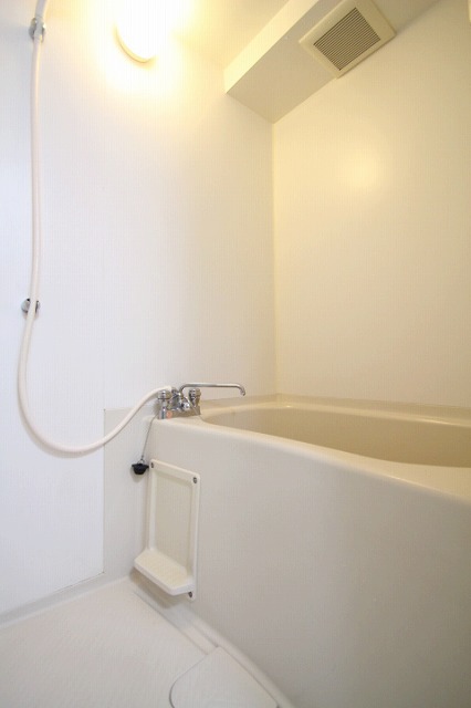 バス・シャワールーム　同物件、別号室のものです。