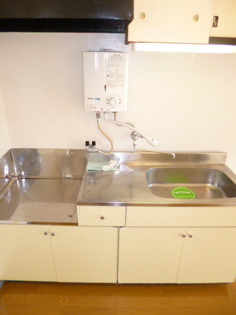 キッチン　※写真は301号室のお部屋です。