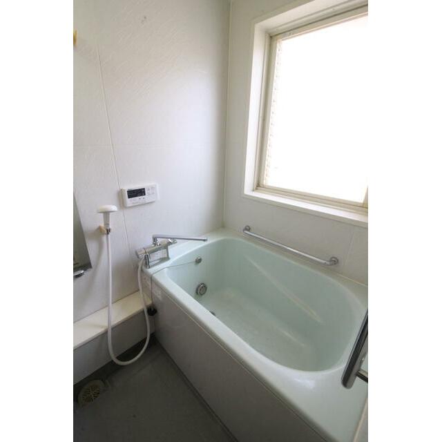 バス・シャワールーム　入浴をサポートする手すり。浴室掃除の時も支えになります