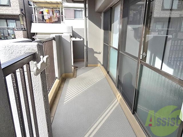 バルコニー　出てみると思いのほか広いので、ちょっとおどろきますよ。