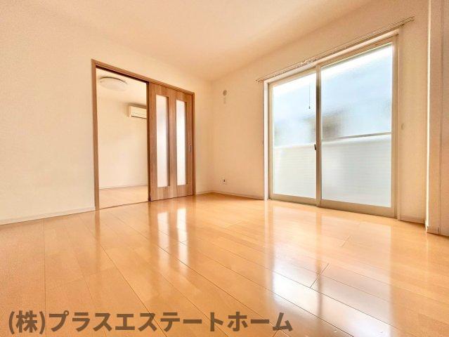 アクロス東須磨アパートメントの居間写真
