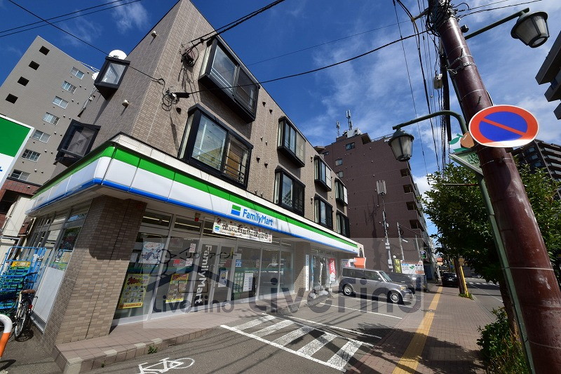 コンビニ　ファミリーマート北海学園前店（コンビニ）まで75m