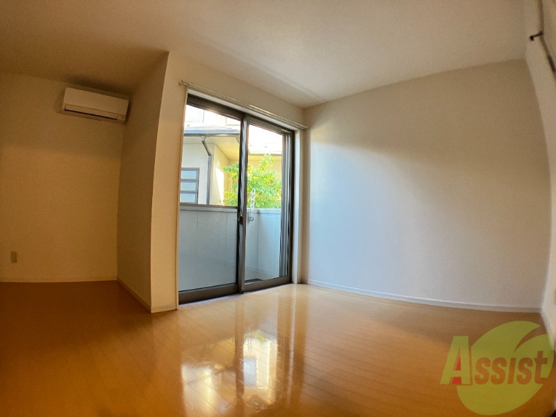 居室・リビング　８帖の洋室です。生活のメインとなる部屋ですね。