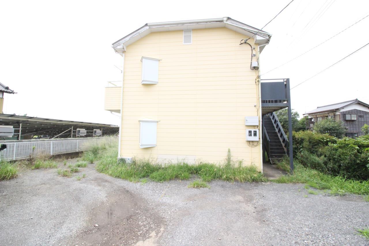 駐車場　バルコニー側に駐車場があります。砕石駐車場です。