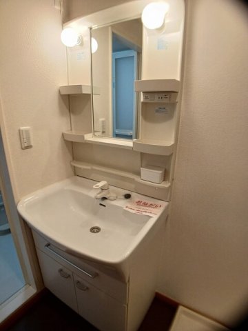 洗面設備　ゆったりとスペースのある洗面所