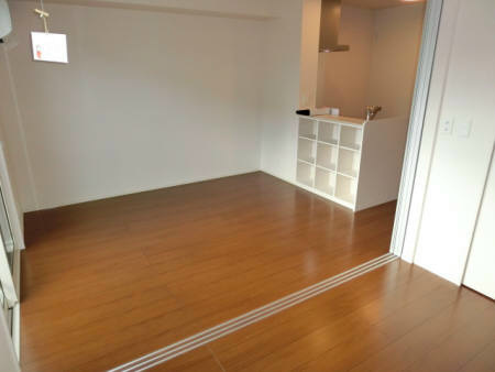 居室・リビング　9条のリビングには備え付けの飾り棚があります♪